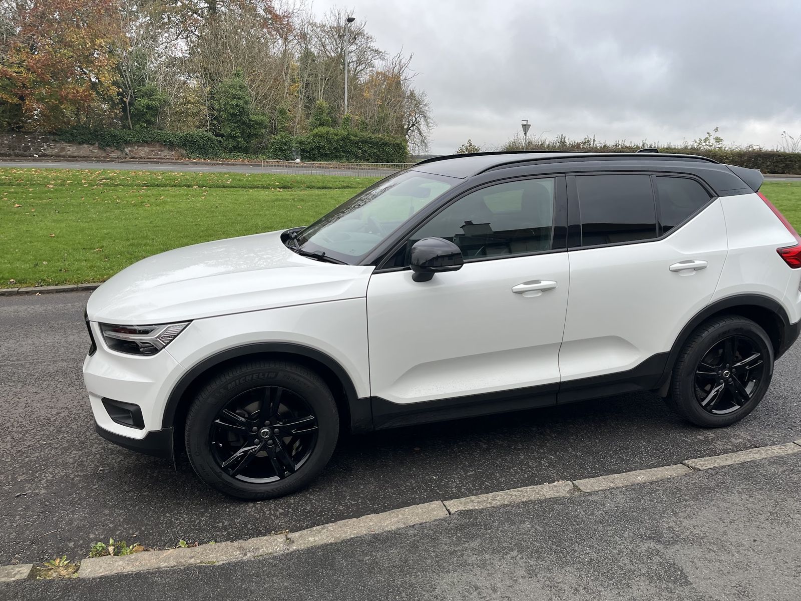 A white Volvo XC40 on refinished gloss-black wheels
